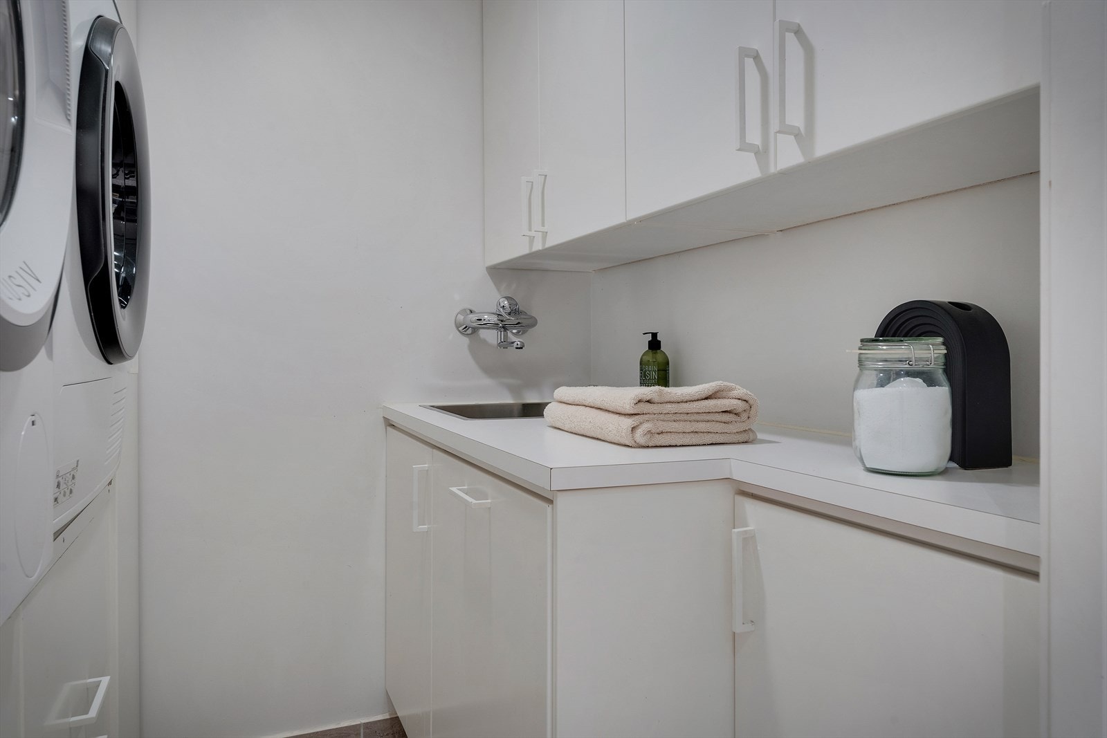 Vaskerom med flislagt gulv, opplegg for vaskemaskin og tørketrommel Galleribilde