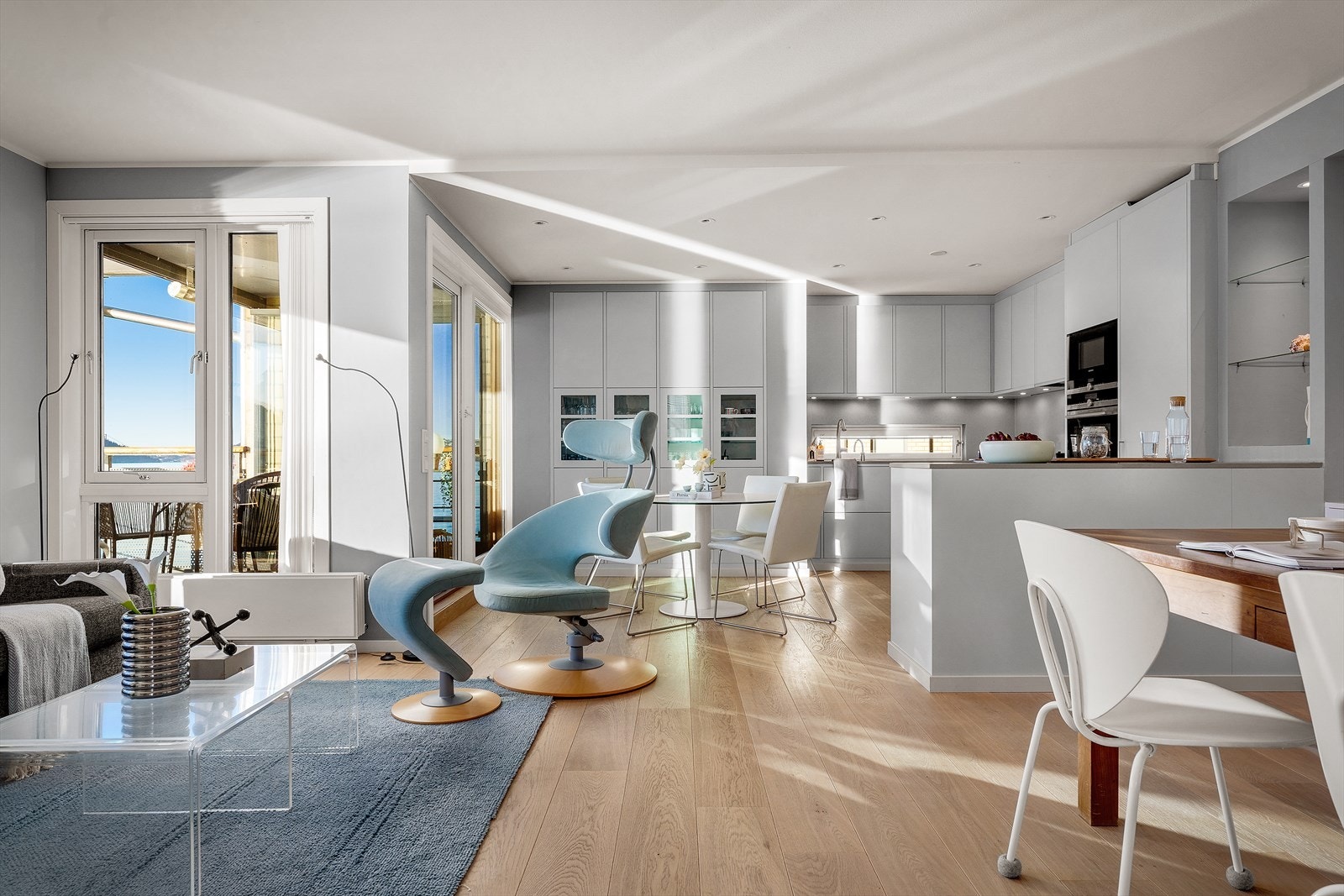 Andre plan byr på en stor åpen stue-/kjøkkenløsning på 45,6 m² Galleribilde