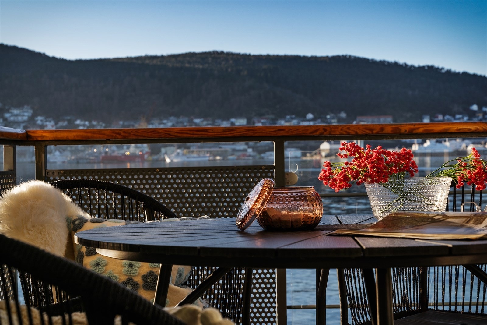 Balkongen måler 4 m² og kan vise til fantastisk sjøutsikt Galleribilde