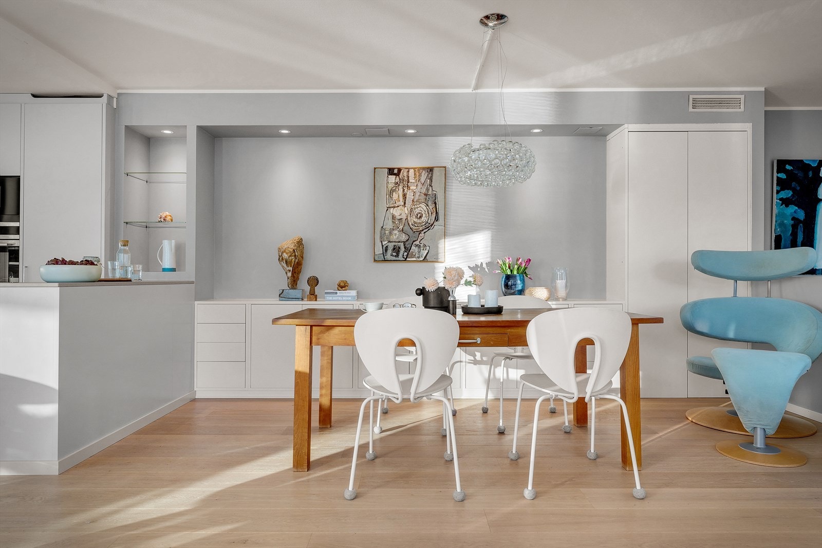 Rommet har naturlige møbleringssoner med plass til ønsket møblement Galleribilde