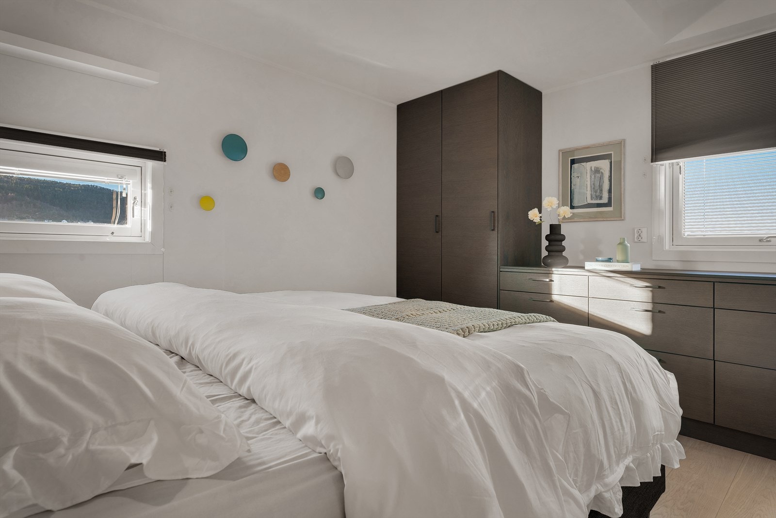 Rommet har plass til en stor dobbeltseng, tilhørende nattbord og garderobeløsning Galleribilde