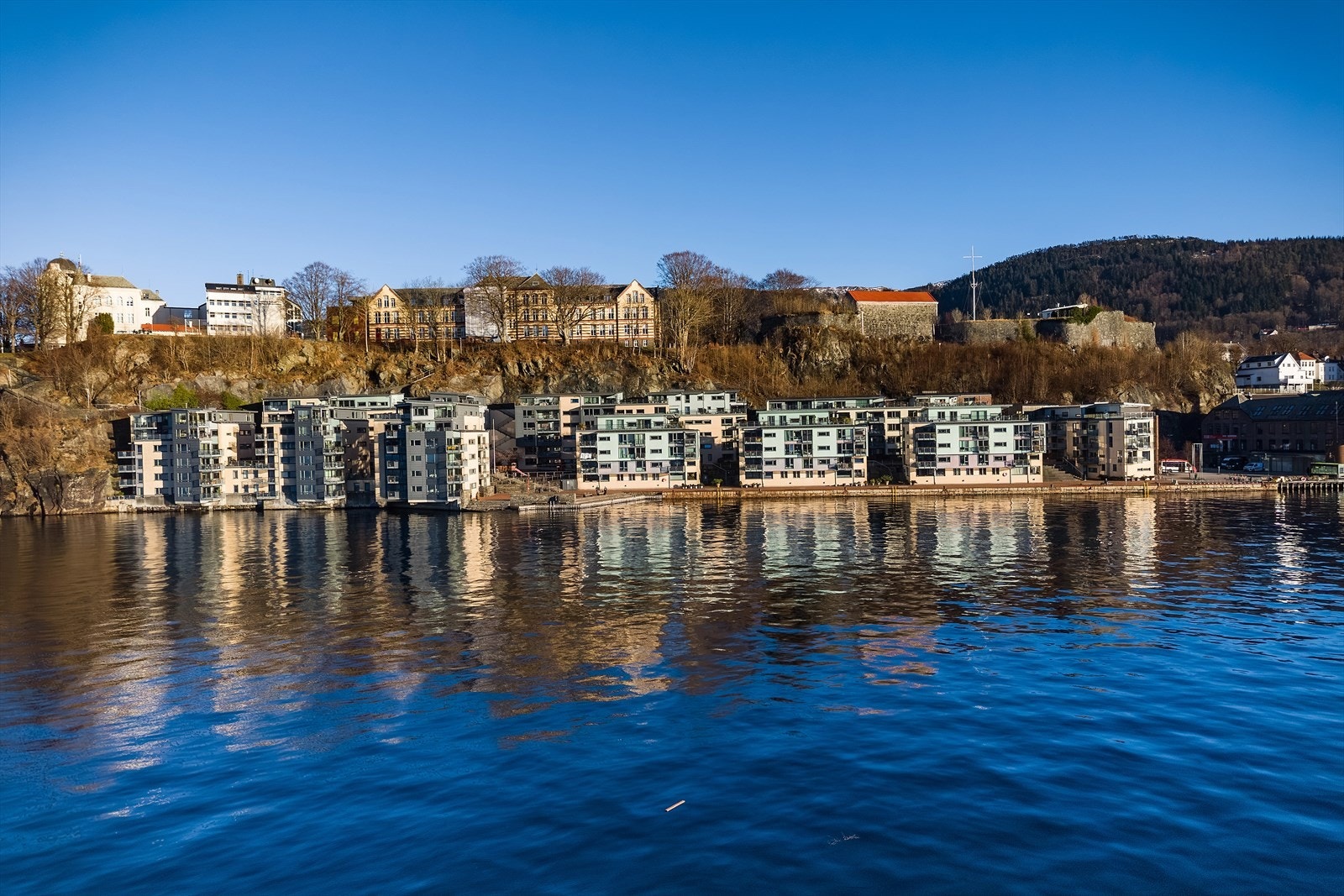 Nordnes har en sjarm som gjør at de som bosetter seg her sjeldent ønsker å flytte. På Georgernes Verft får du alt det beste Nordnes har å by på! Beliggenheten gir deg nærhet til Bergens pulserende byliv, samtidig som du bor tilbaketrukket Galleribilde