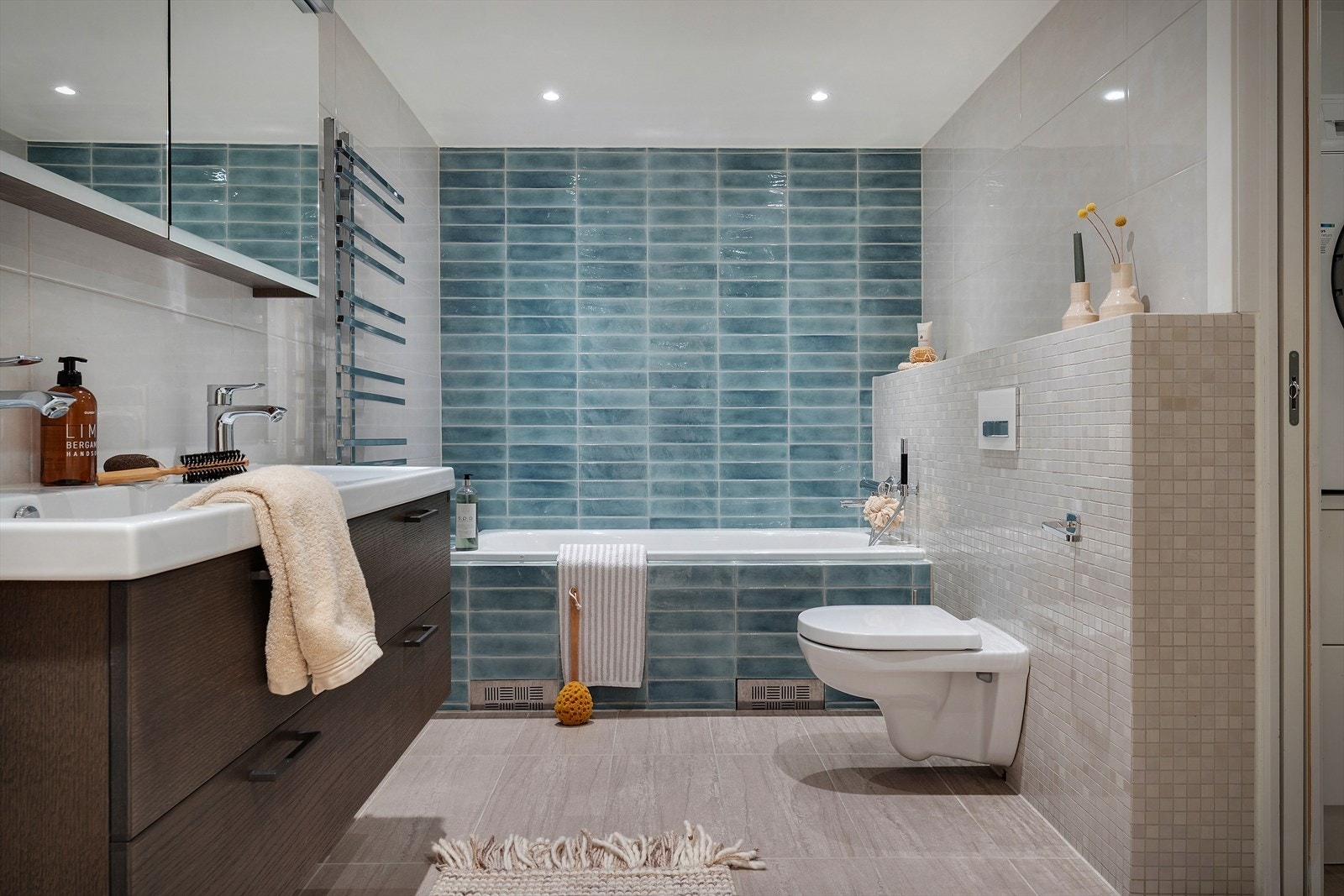 Baderommet ble oppgradert i 2016 med nye fliser, dusj, servanter og toalett Galleribilde