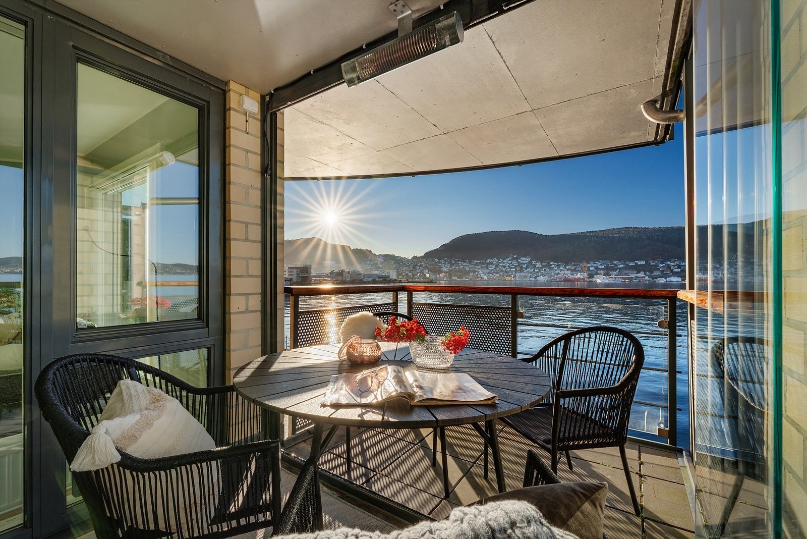 Det er også dirkete utgang til en solrik inglasset balkong Galleribilde