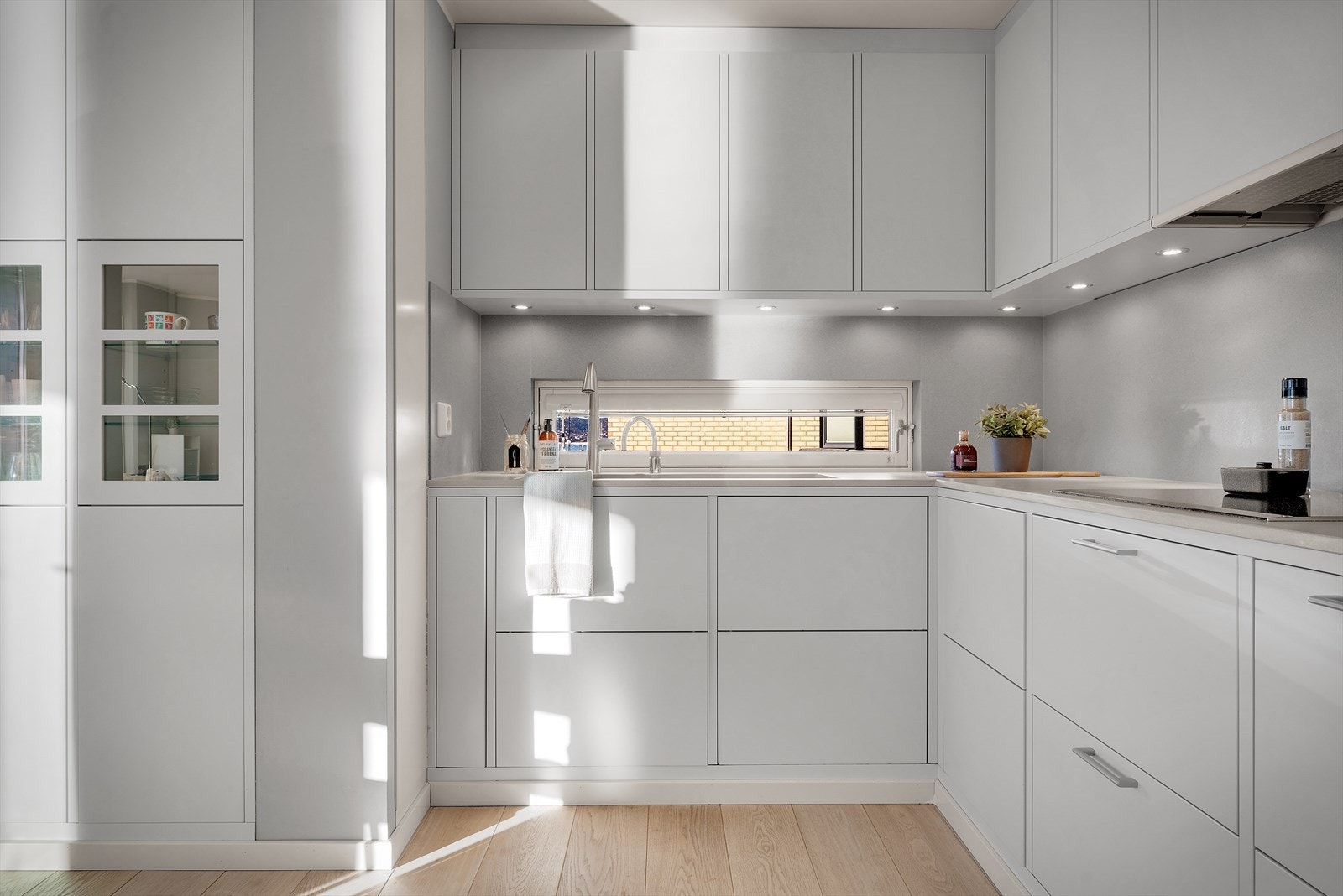 Mye skapplass og meget god belysning - perfekt for hobbykokken Galleribilde