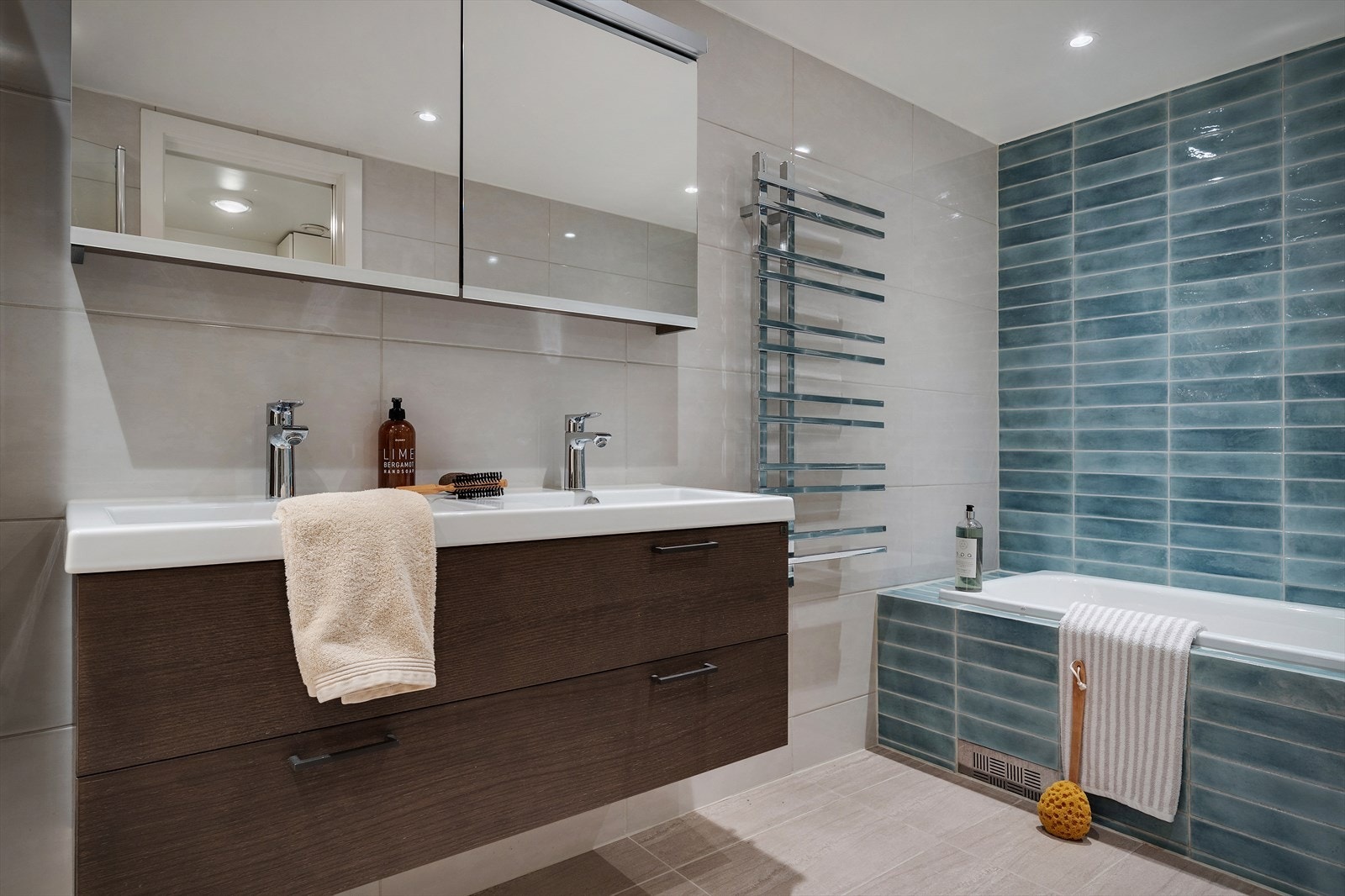 Baderommet har en lekker utforming med stilige fargevalg Galleribilde