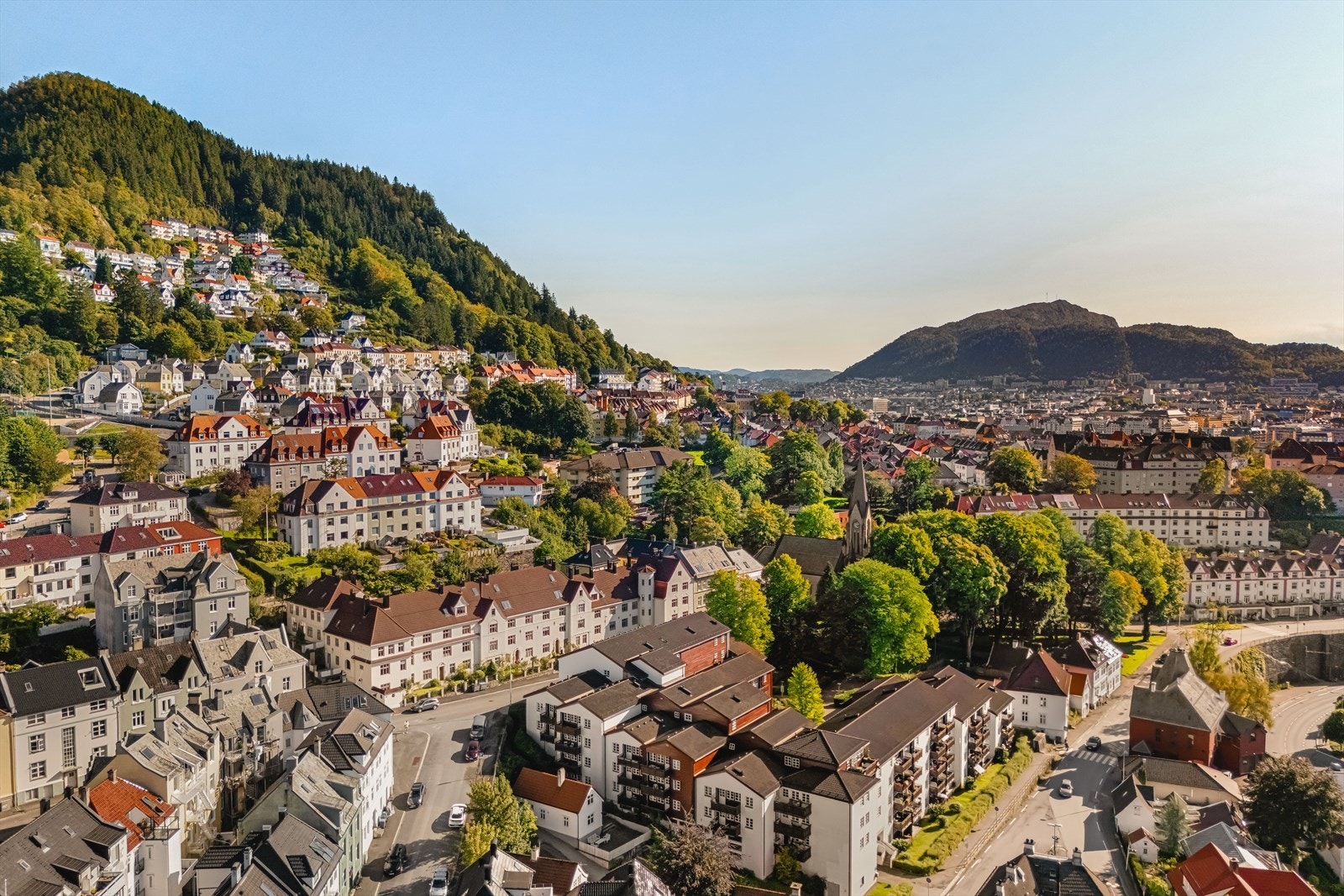 Her bor du omkranset av bølger i Byfjorden, fantastiske turstier og tett på Bergen sentrums pulserende folkeliv! Galleribilde