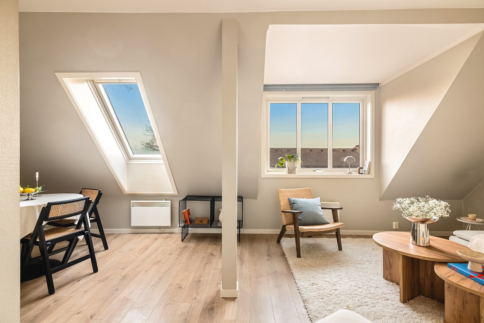 Særpreg og rikelig med naturlig lys fra store vindusflater. Galleribilde