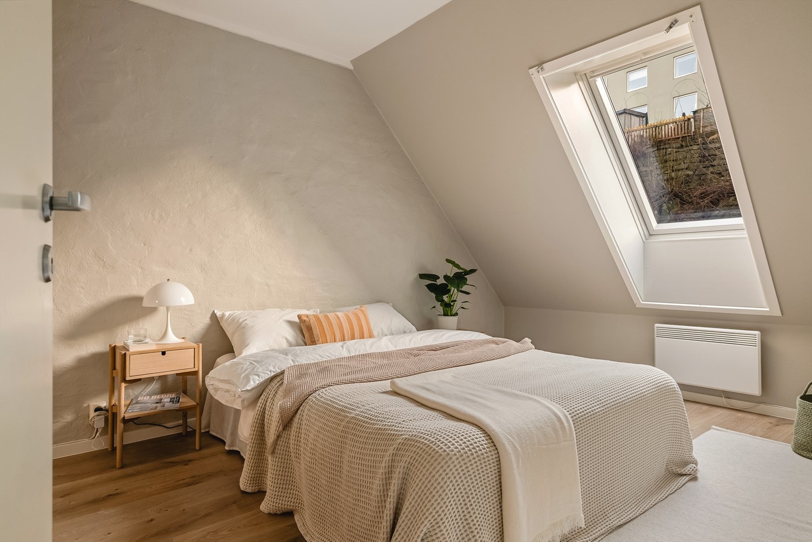 Soverommet måler 12 kvadratmeter. Galleribilde