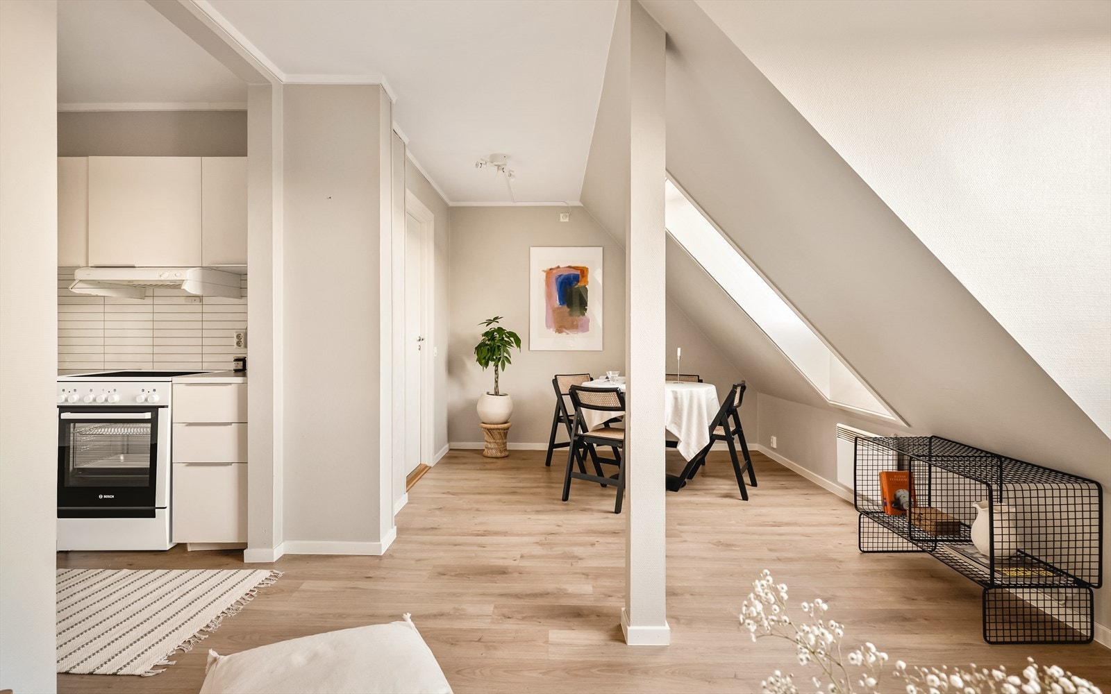 En delvis åpen løsning mellom stue og kjøkken gir et sosialt preg. Galleribilde