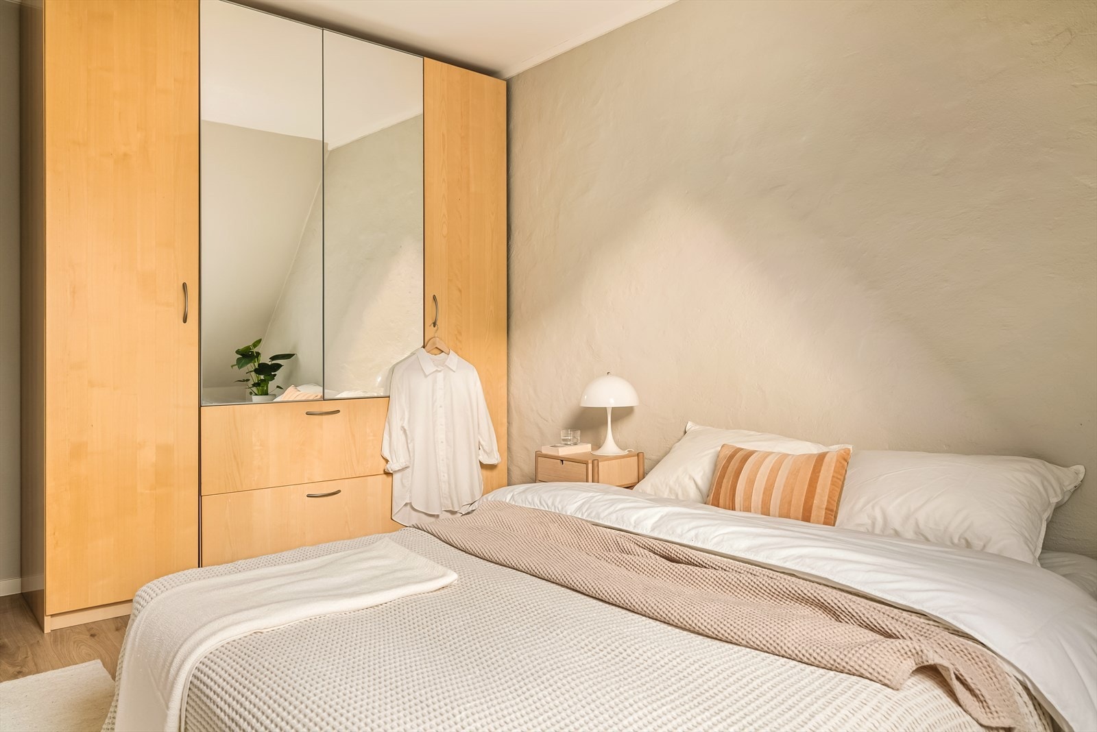 På soverommet har du godt med oppbevaringsplass. Galleribilde