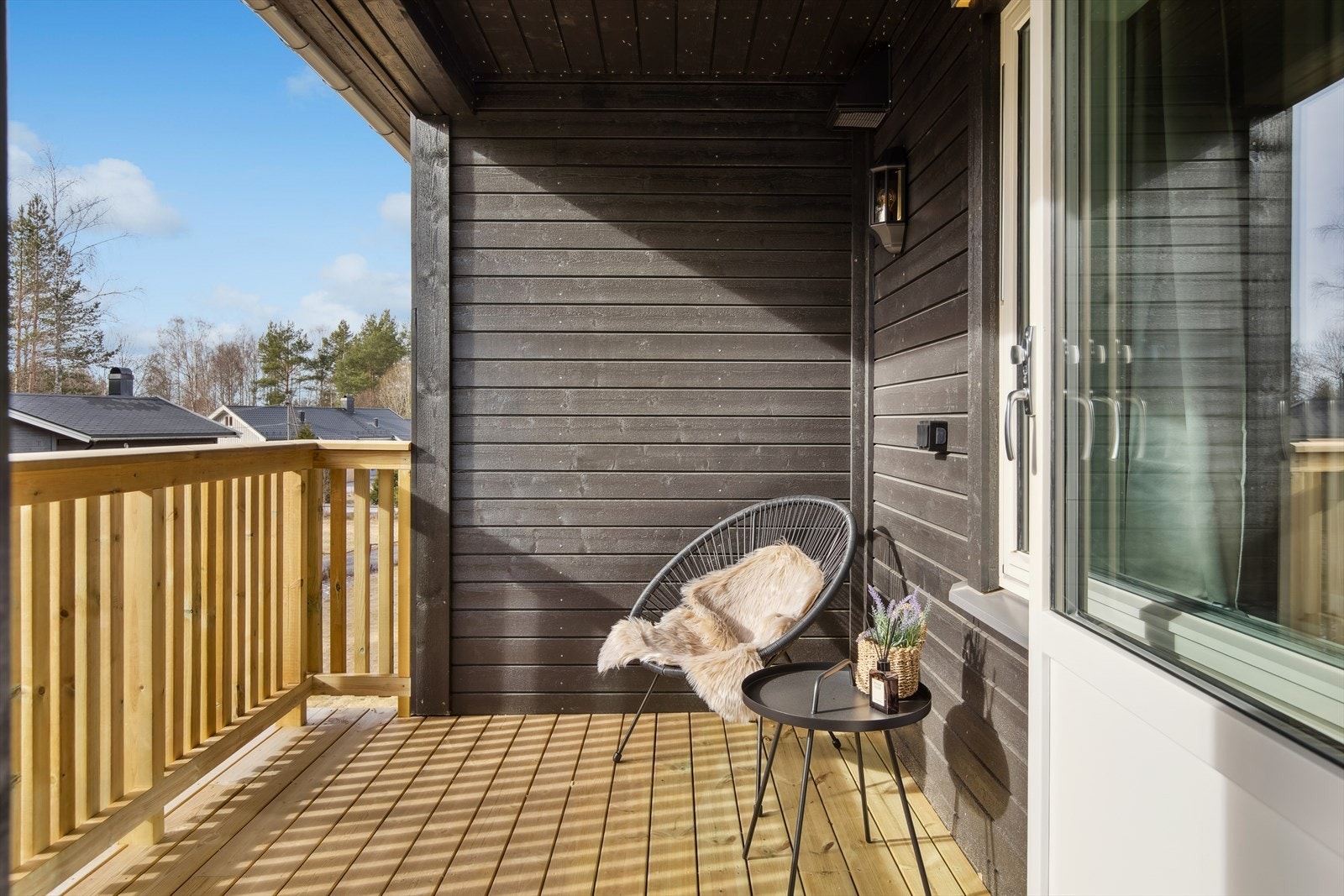 Koselig sydvendt balkong. Leiligheten har solceller på taket, og energiklasse A så den tilfredsstiller krav til grønt boliglån. Galleribilde