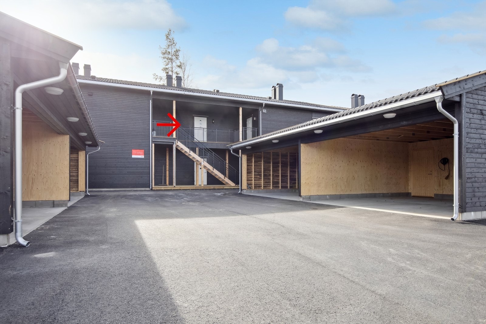 Tilhørende carport med egen bod. Det er montert el-billader type Zaptec hjemmelader opptil 22 kw i carporten. Galleribilde