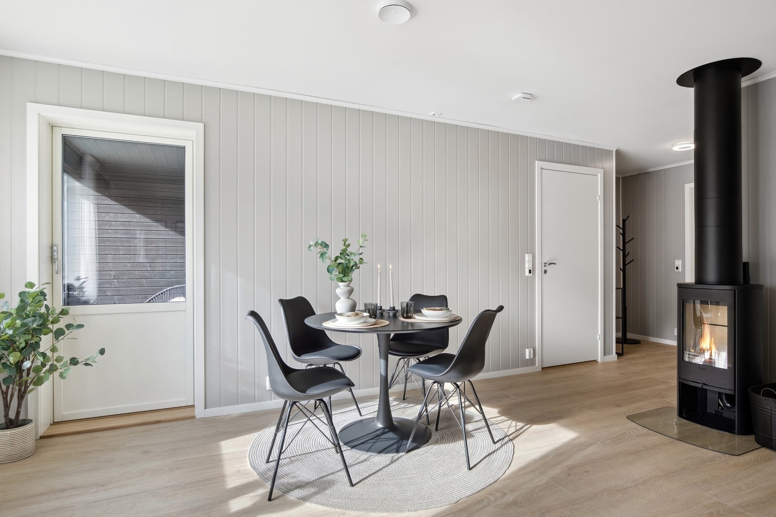 Stemningsfullt og praktisk med vedovn. Det er også varme i gulv på kjøkken/stue, gang og bad. Galleribilde