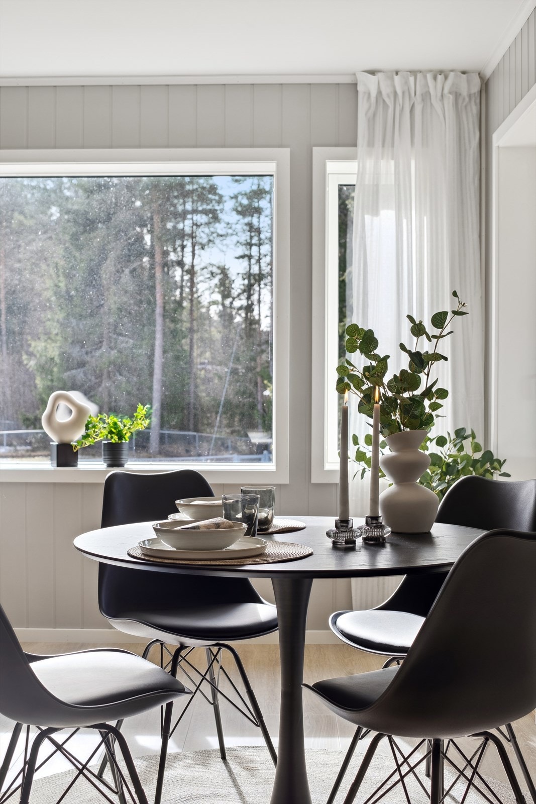 Store vindusflater som gir mye naturlig lys. Galleribilde