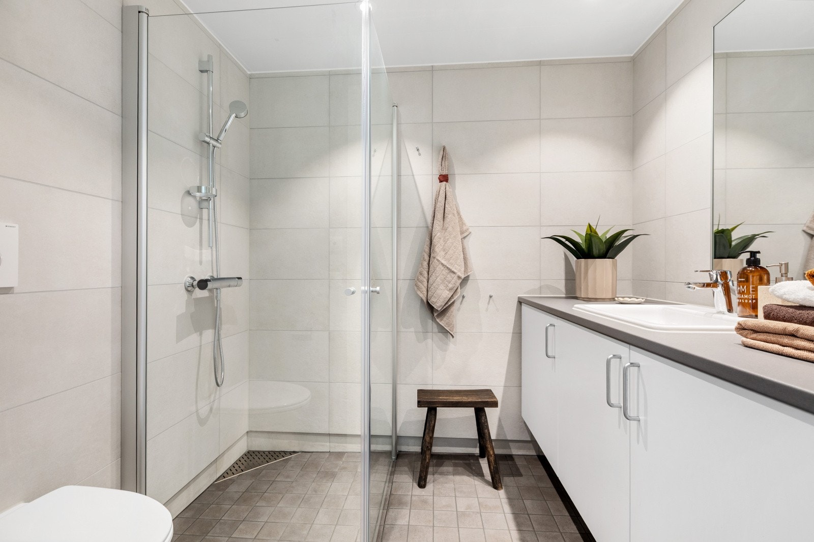 Pene og minimalistiske fliser, downlights i himling Galleribilde