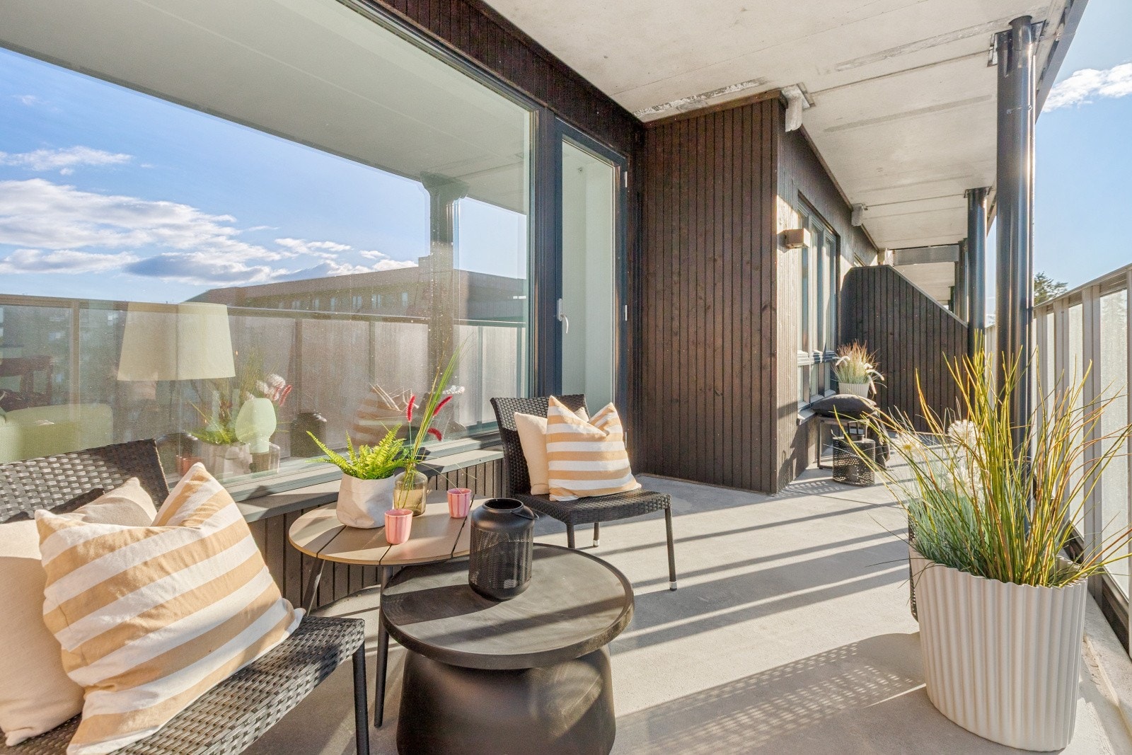 Balkongen er på ca. 14 kvm Galleribilde