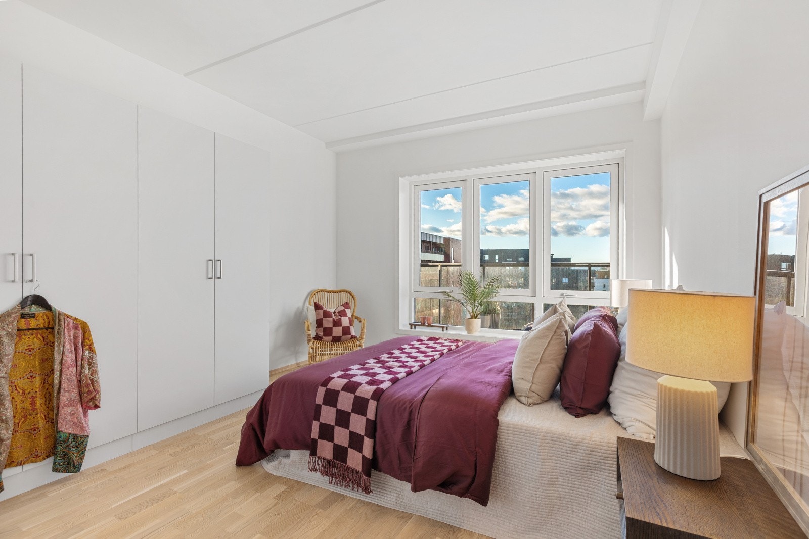 Hovedsoverommet har god størrelse med naturlig plass til garderobeskap Galleribilde