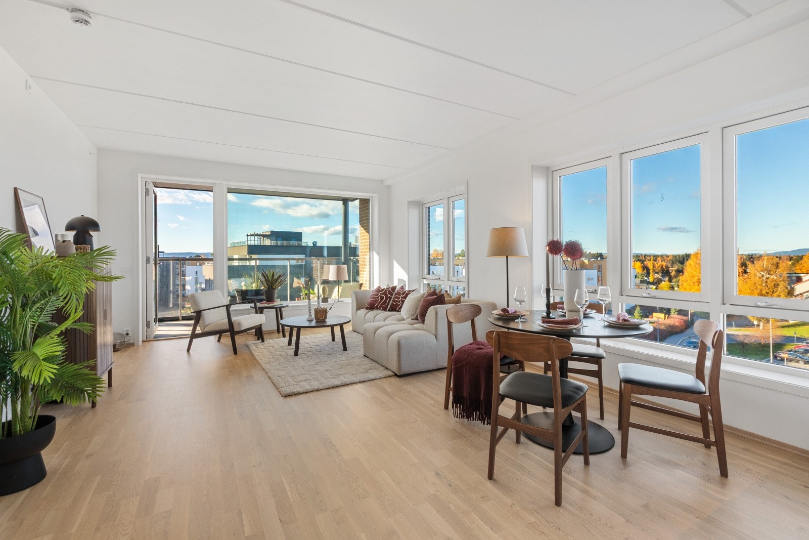 Godt med vinduer i stue hjelper med å få rommet til å oppleves særdeles lyst Galleribilde