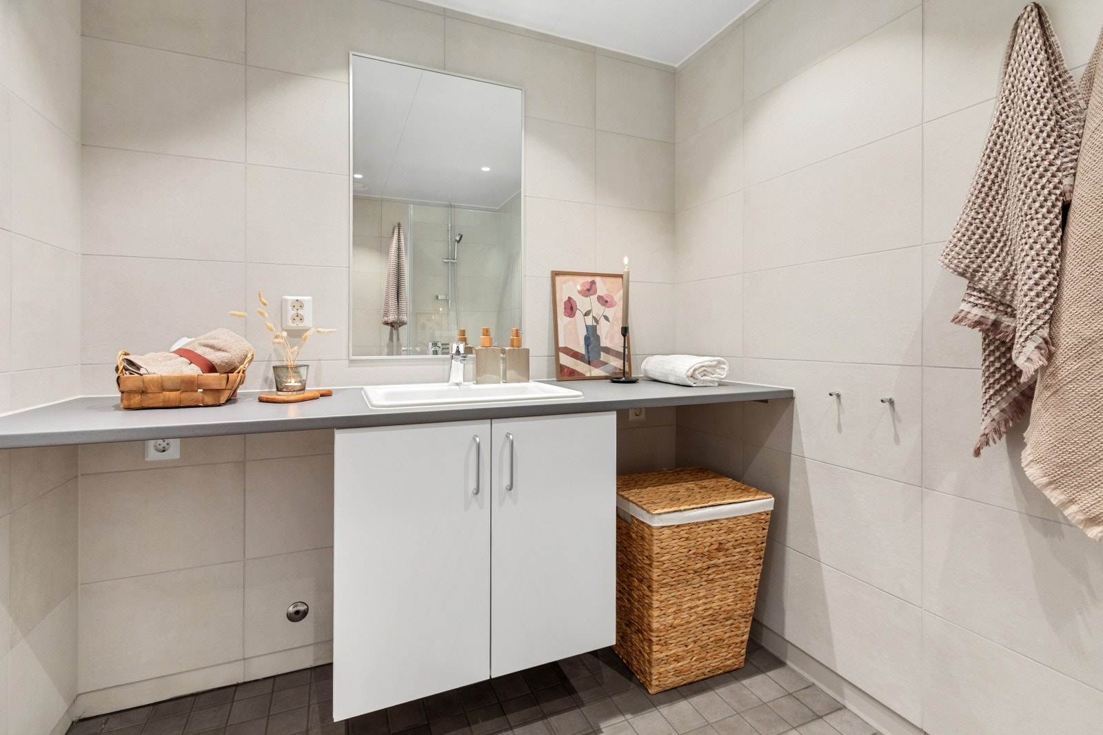 Lagt opp til vaskemaskin og kondenstørketrommel under benkeplate Galleribilde