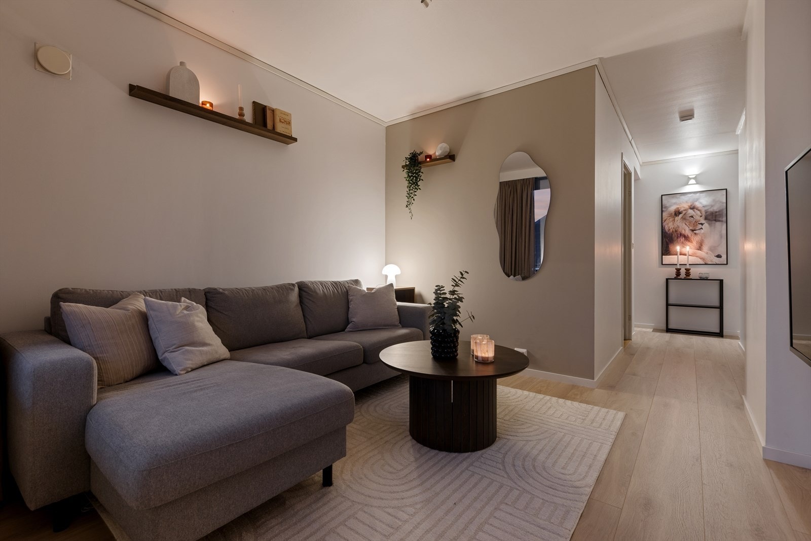 Romslig stue. Man har også store vindusflater som slipper inn rikelig med naturlig lys. Galleribilde