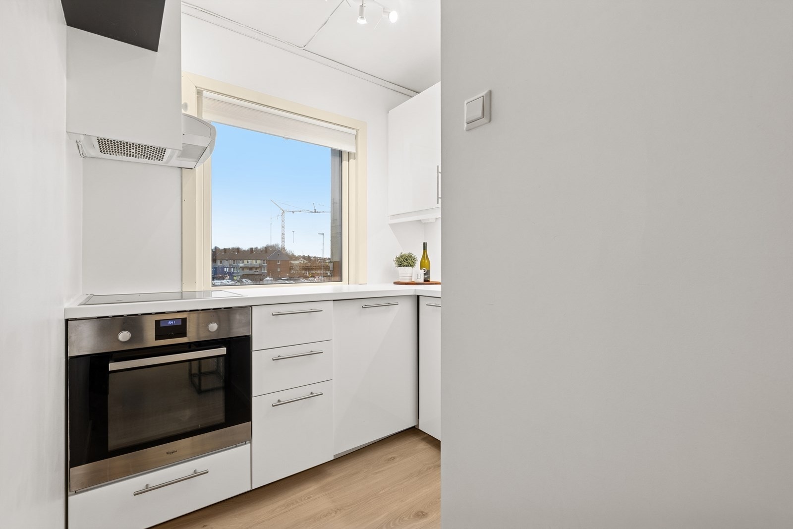 Moderne kjøkken med bra skapplass. Galleribilde