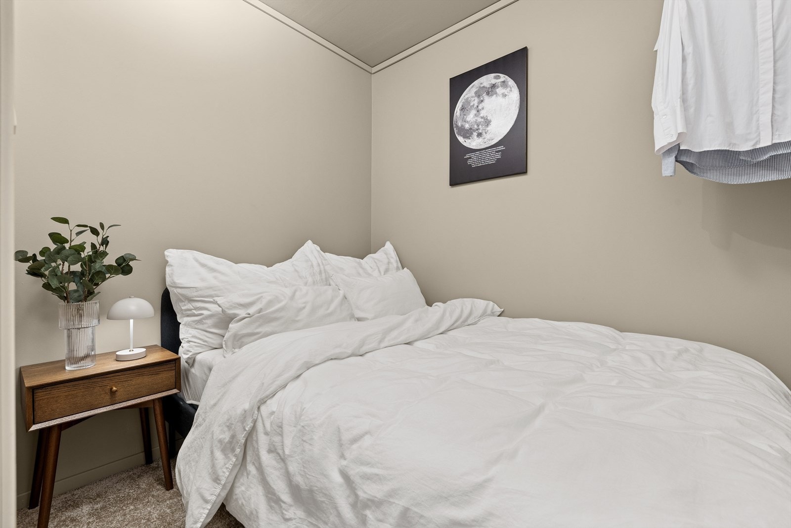 Rom innredet som soverom. På opprinnelige tegninger er rommet tegnet inn med åpen løsning til stuen og omtalt "sovenisje". Galleribilde