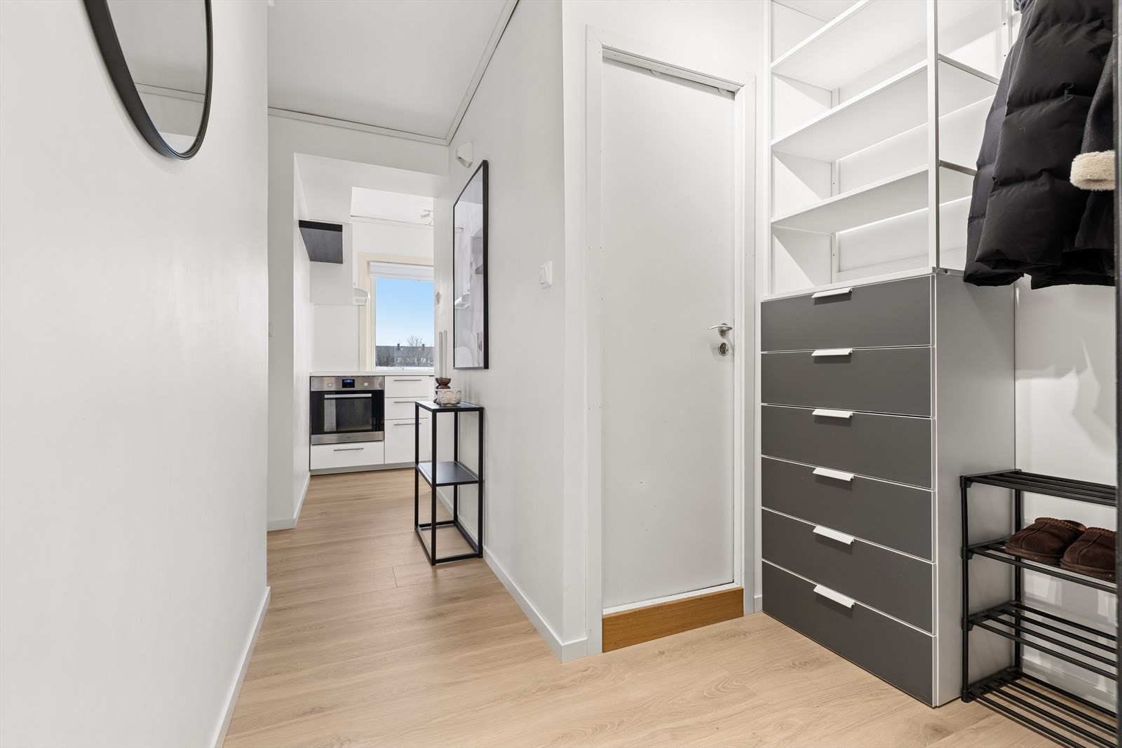 Romslig entre/gang med god plass til å henge fra seg diverse yttertøy. Galleribilde