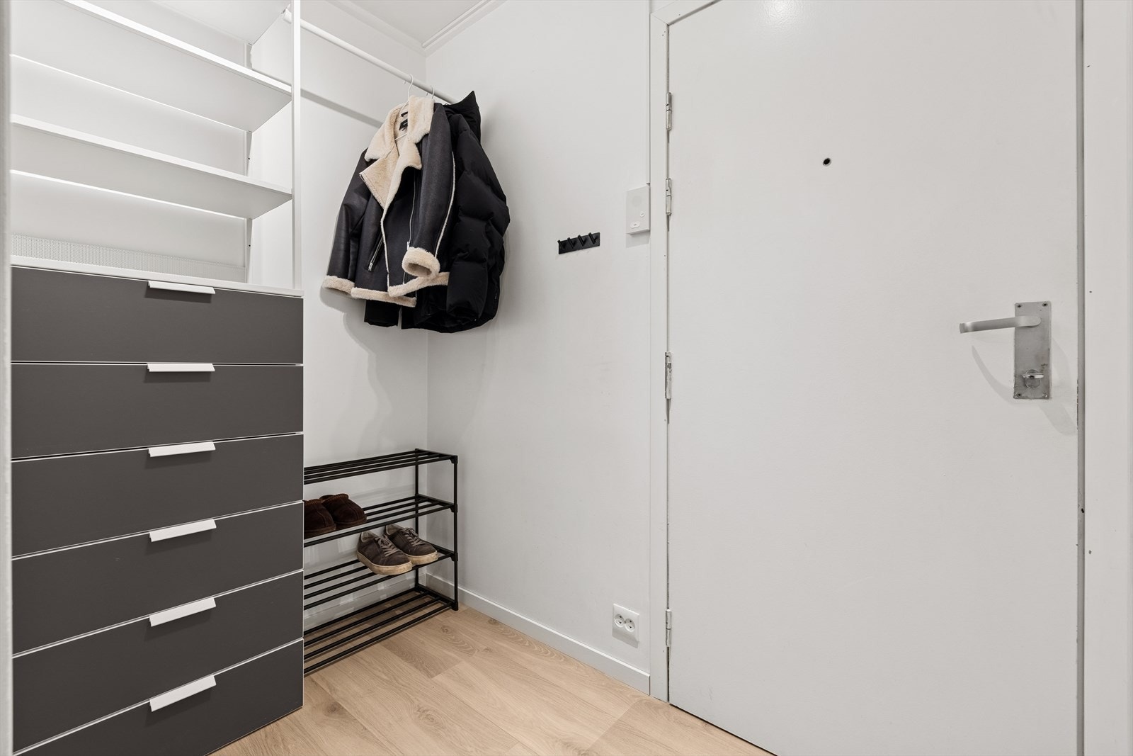 Romslig entre/gang med god plass til å henge fra seg diverse yttertøy. Galleribilde