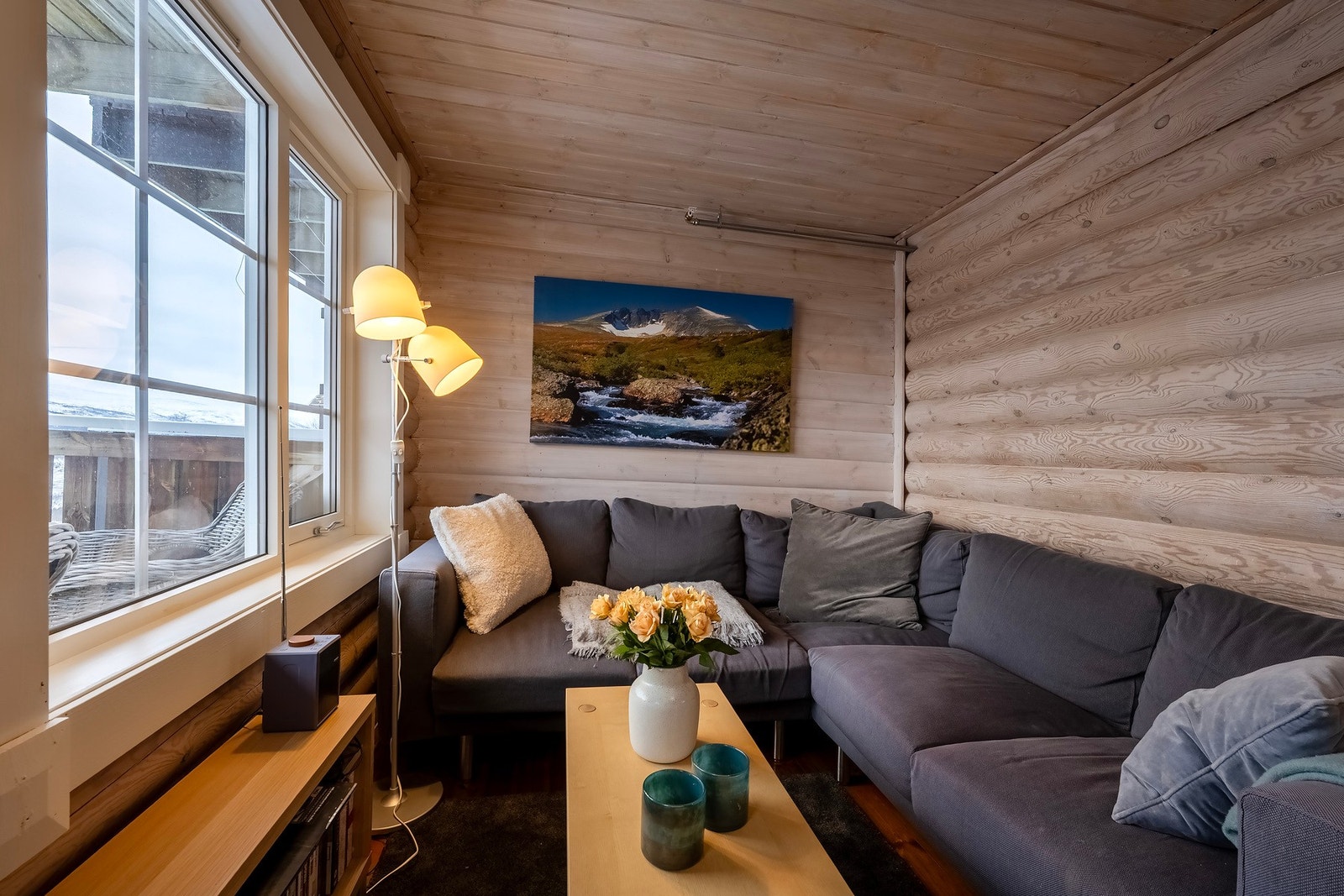 Åpen stue/kjøkkenløsning på hele 24 kvadratmeter. Galleribilde