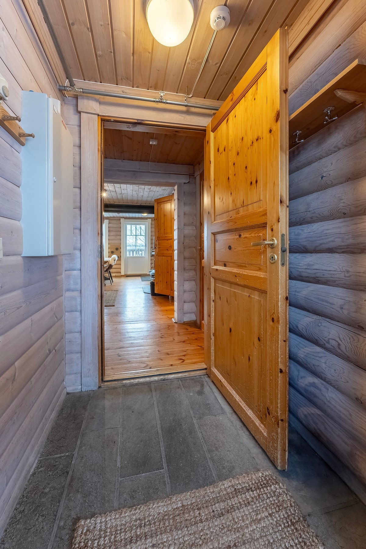 Adskilt vindfang med fliser i gulvet. Galleribilde