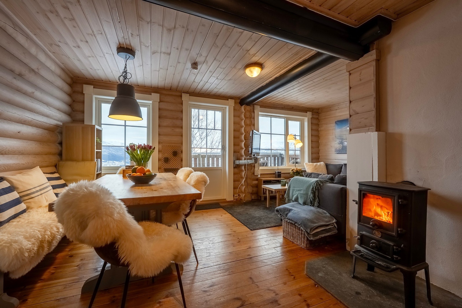 Mulighet til å fyre i peisen kommer godt med på vinterhalvåret. Galleribilde