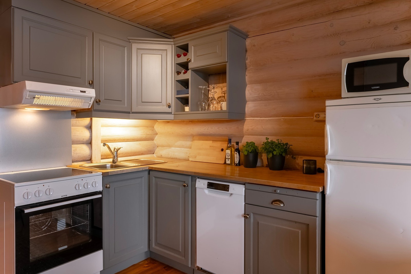 Her finner du hvitevarer som bl.a.: ventilator, komfyr, oppvaskmaskin og kjøl- og fryseskap. Galleribilde