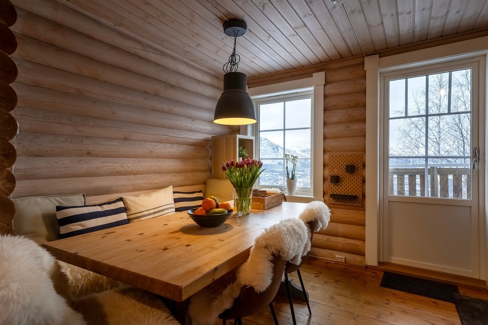 Fra stuen har du direkte utgang til din egne balkong. Galleribilde