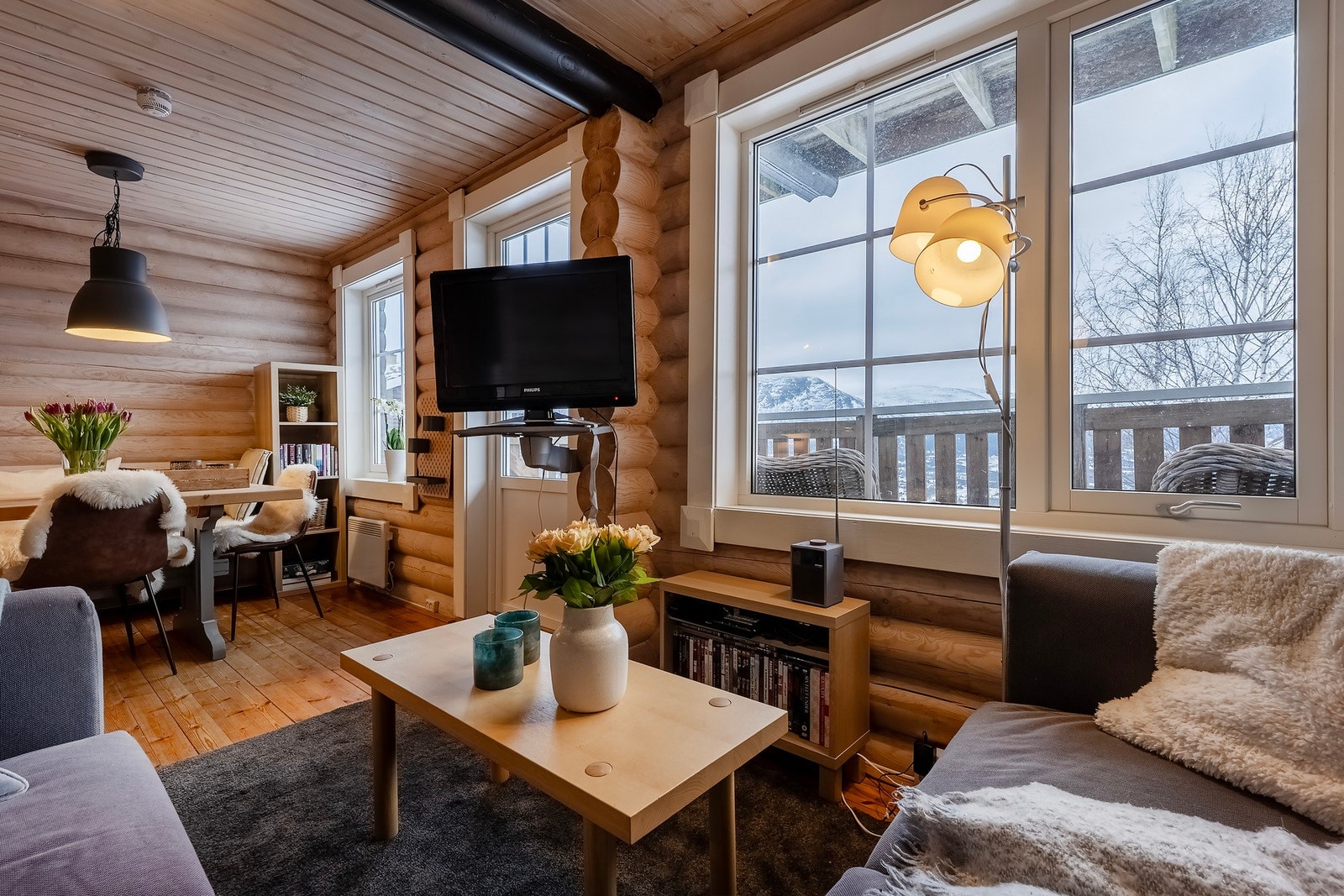 Store vindusoverflater fra nyere tid (2021) som slipper inn rikelig med naturlig lys. Galleribilde