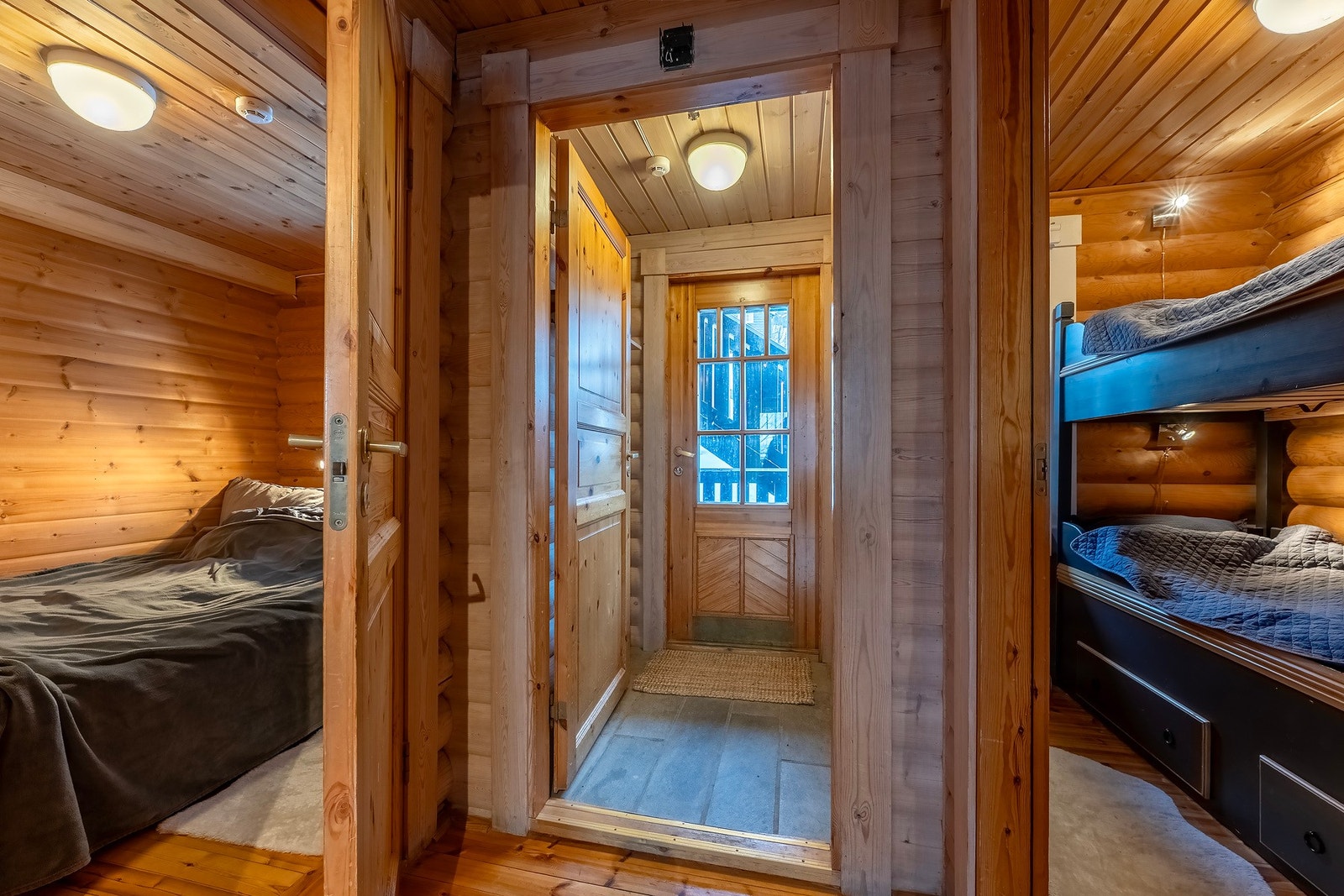 Videre i leiligheten finner du soverommene, som er på hhv 4,3 og 5,9 kvadratmeter. Galleribilde