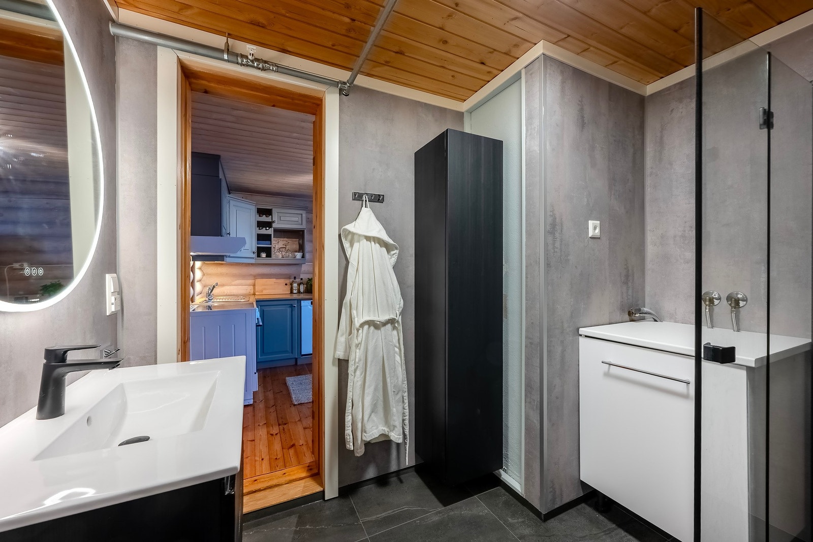 Det fremgår dokumentasjon på badets utførelse. Det er også opplegg til vaskemaskin i rommet. Galleribilde