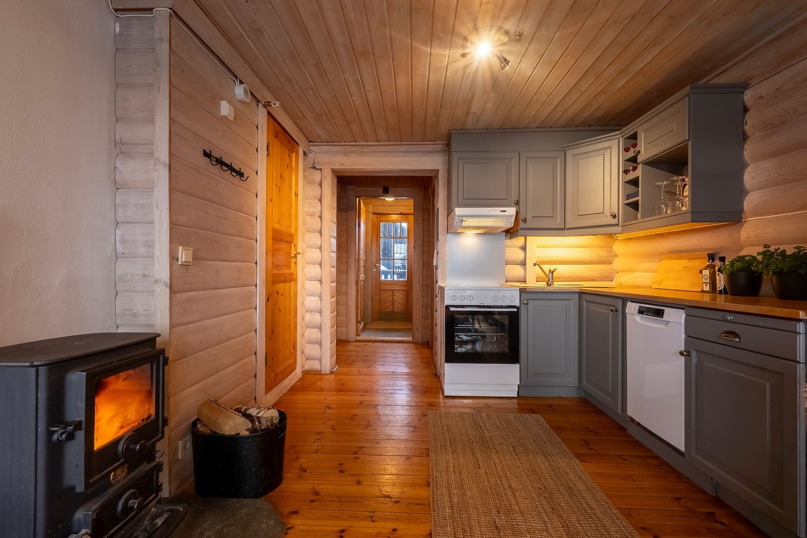 Praktisk innredning med mye skap- og benkeplass. Galleribilde