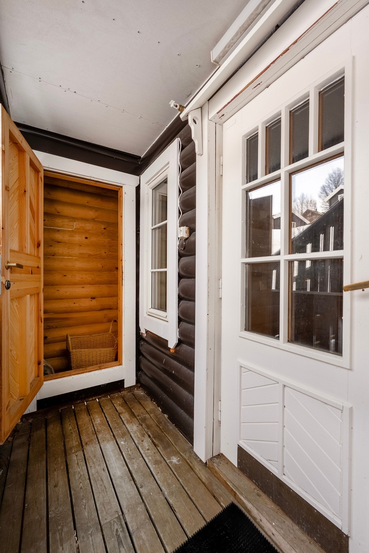 Leiligheten disponerer også egen utvendig skibod/vedbod. Galleribilde