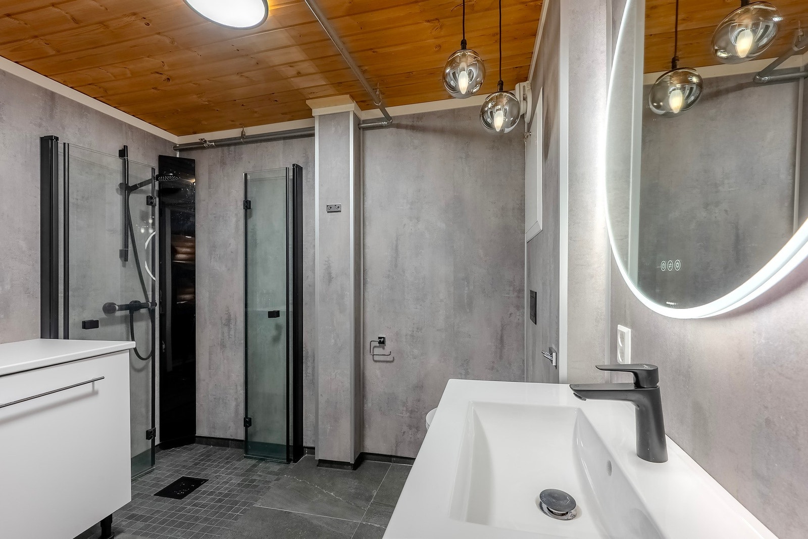 Baderommet fremgår av god standard og har en rekke kvaliteter som bl.a. varme i gulvet. Galleribilde