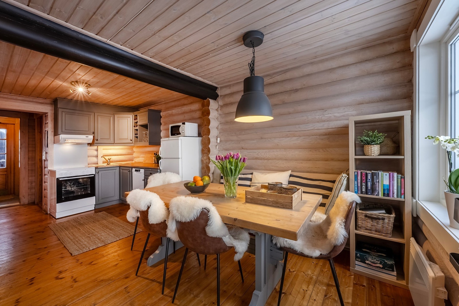 Like ved kjøkkenet har du god plass til en større spiseseksjon. Galleribilde