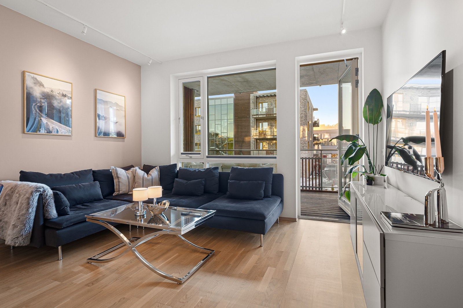 Lys og åpen stue-/kjøkkenløsning på 22,3m² med ypperlige møbleringsmuligheter. Galleribilde