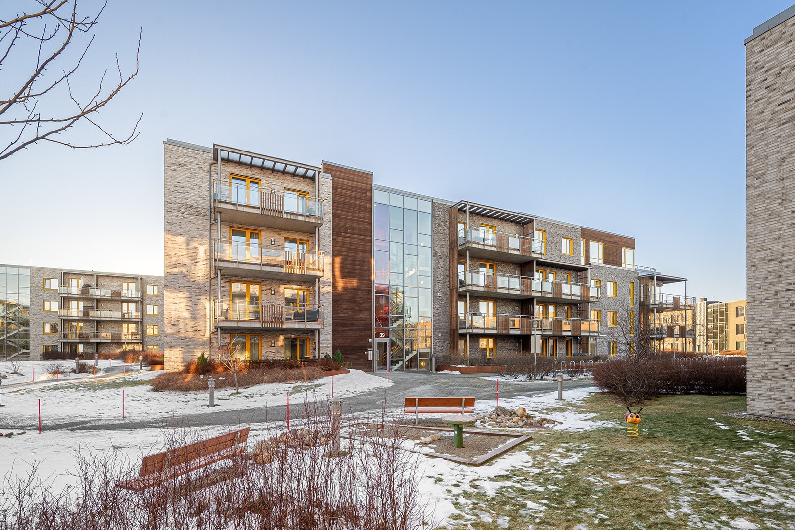 Utenfor leiligheten har man flotte fellesarealer som fritt kan disponeres av beboerne i sameiet. Galleribilde