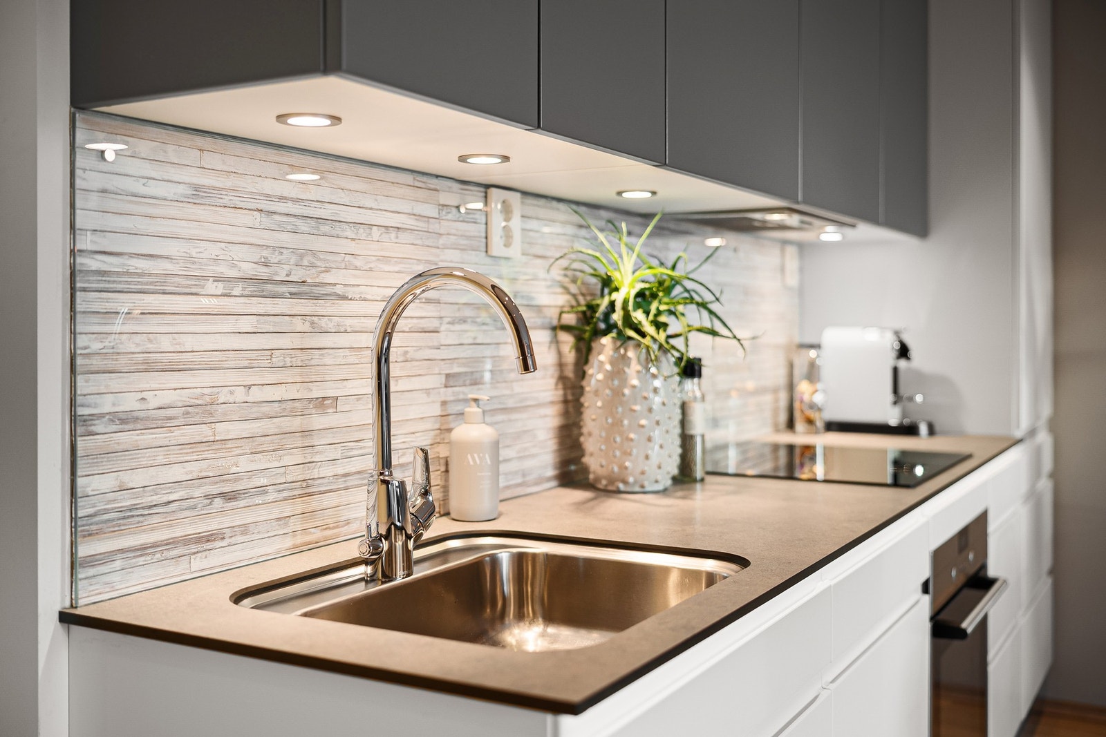 Oppgradert kjøkkeninnredning med plane fronter, folierte skrog og laminert benkeplate Galleribilde