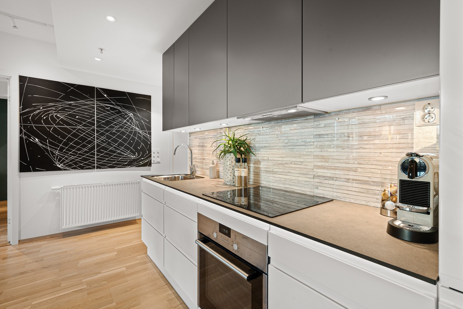 Her har man bl.a integrert platetopp, stekeovn, kjøl/fryseskap og oppvaskmaskin. Galleribilde