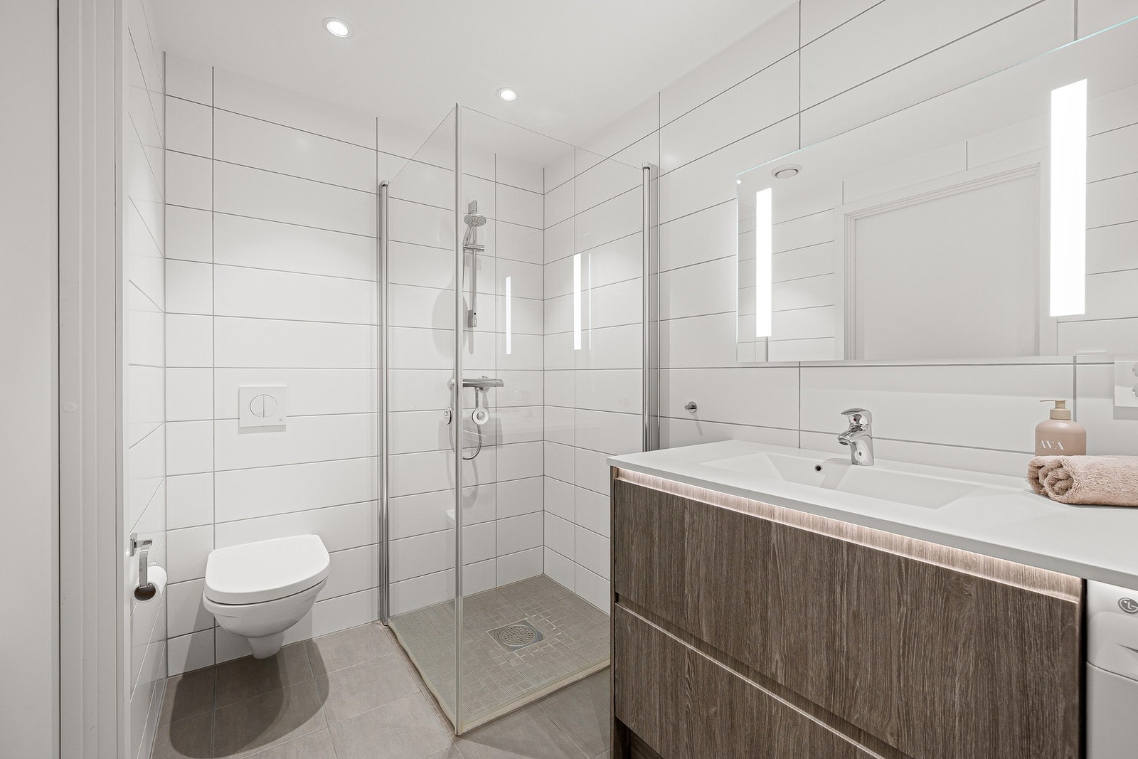 Lyst og stilrent flislagt bad på 4,6m² med alt man trenger. Galleribilde