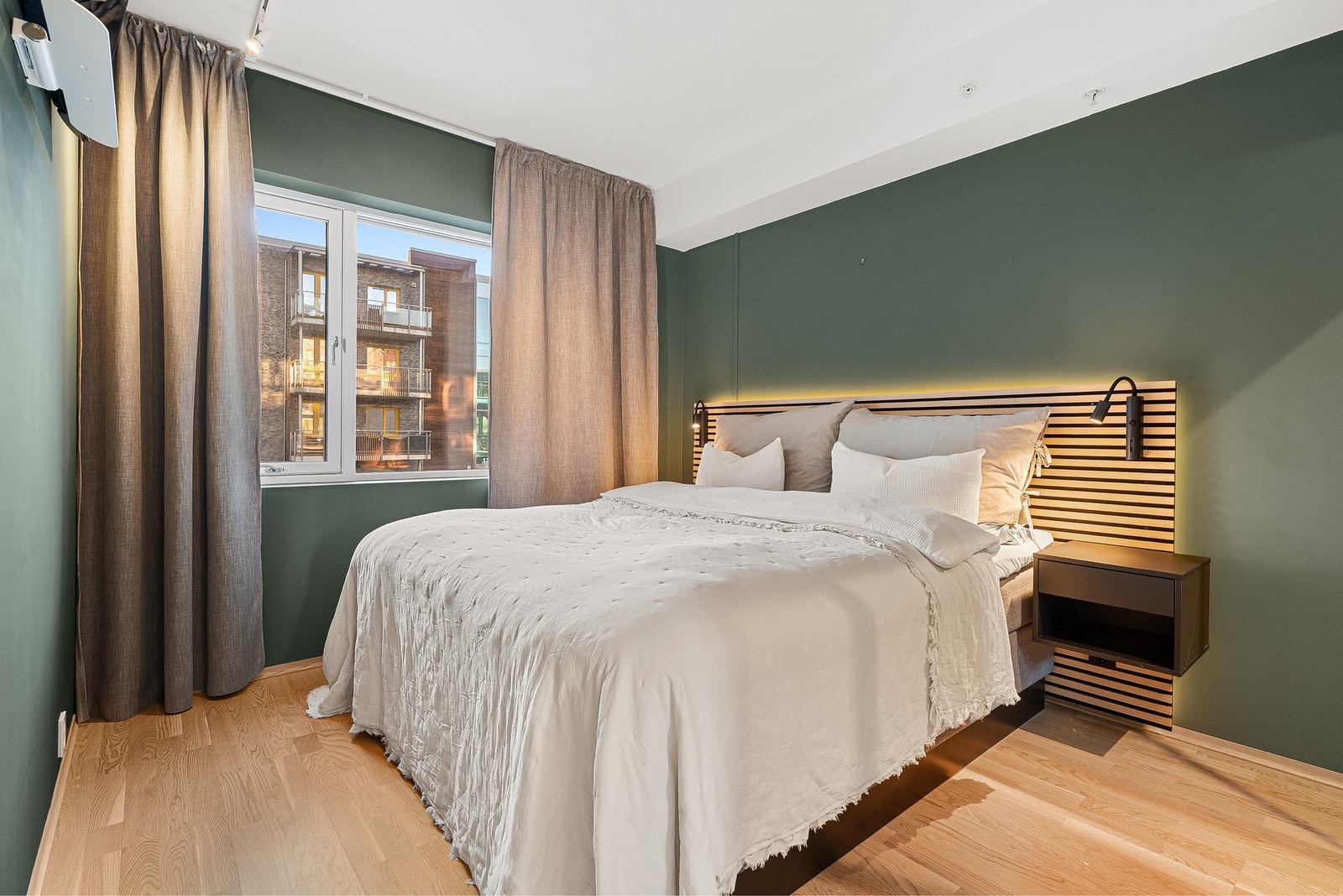 Her har man god plass til ønsket soveromsmøblement. Galleribilde