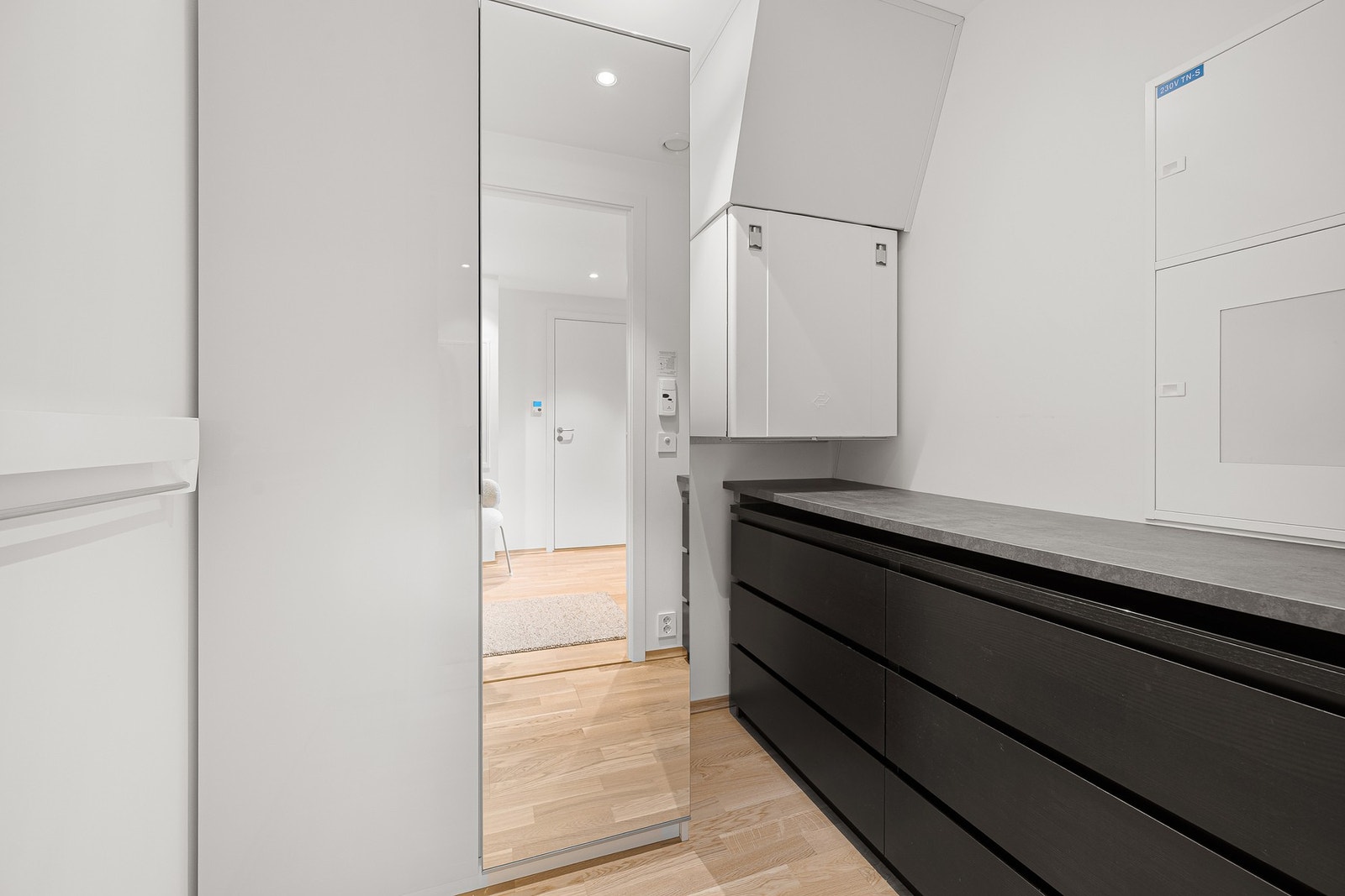 I tilknytning til entréen finner du en romslig bod med rikelig plass til oppbevaring av klær og utstyr. Galleribilde