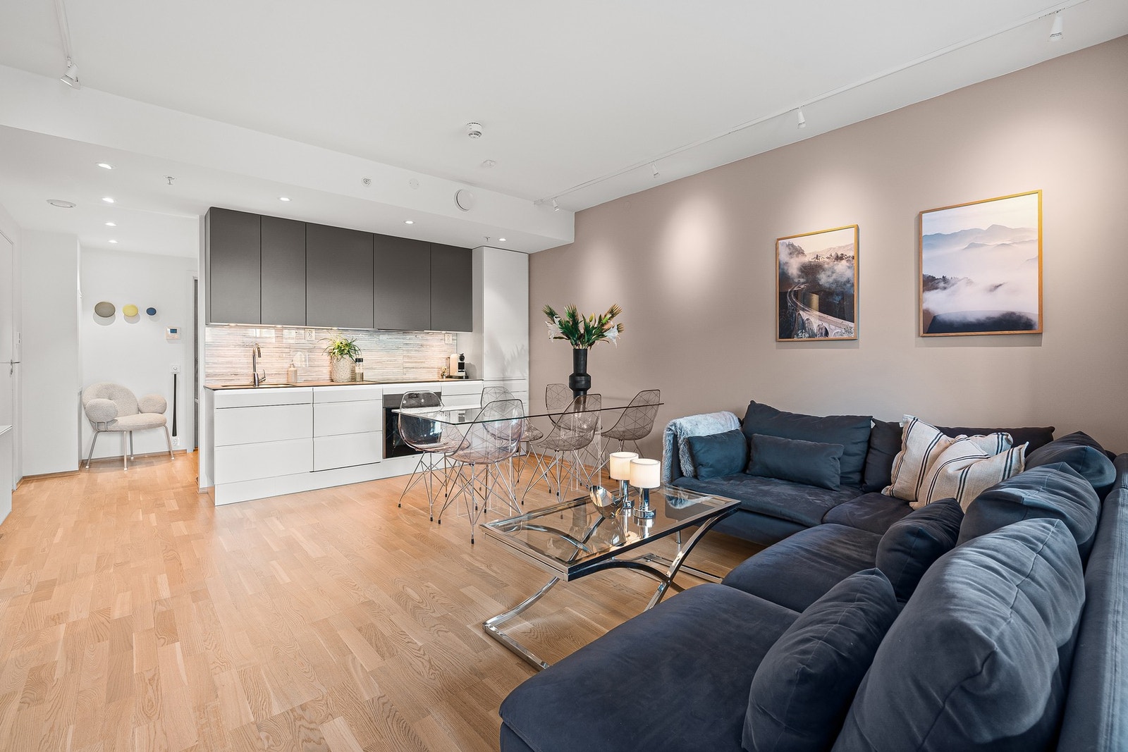 EiendomsMegler1 ved Kristian Sundland har gleden av å presentere Grillstadfjæra 39! Galleribilde