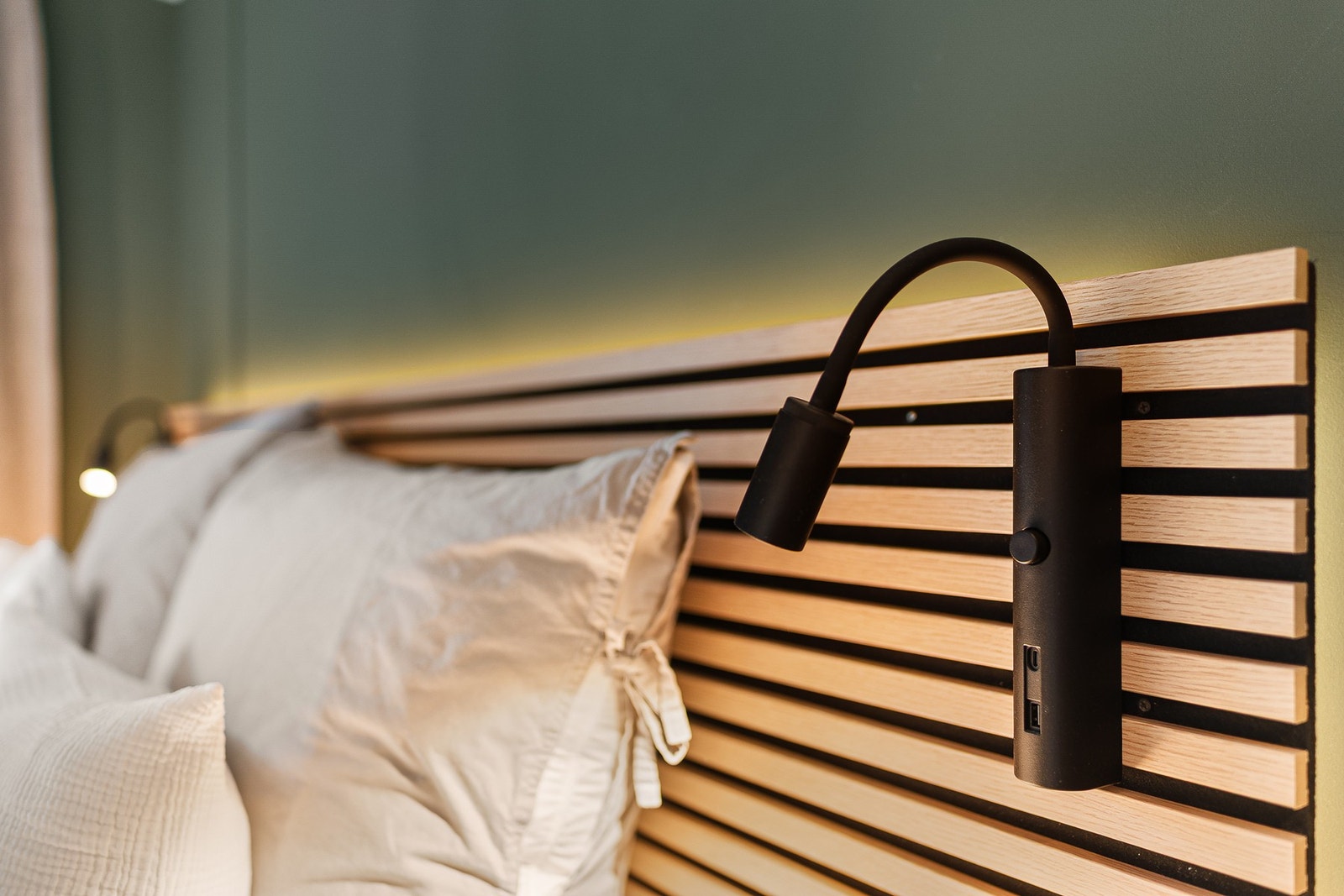 Sengegavl i eik med integrert belysning som gir soverommet et varmt, moderne og innbydende preg. Galleribilde